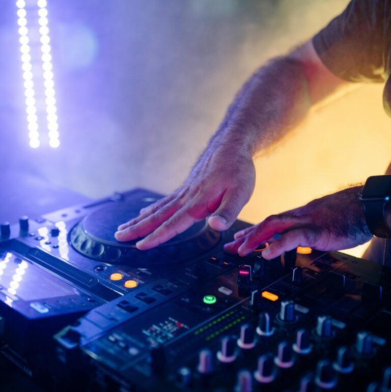 Silent disco DJ achter draaitafel